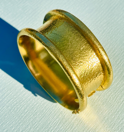 Estate yellow 19K gold Elizabeth Locke Designer Amulet hinged bangle bracelet