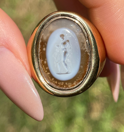 Vintage yellow 18K carved agate signet ring, size 10