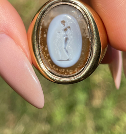 Vintage yellow 18K carved agate signet ring, size 10