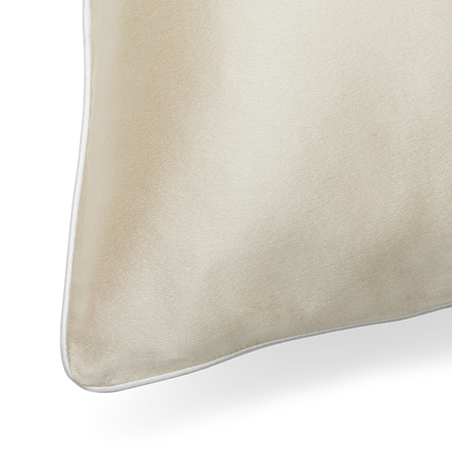 221107_Kailusilk_Pillow_ChampagneWhite_CornerPiping_1589_JC.png