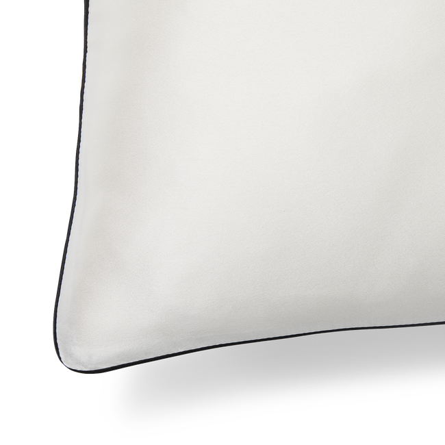 221107_Kailusilk_Pillow_WhiteBlack_CornerPiping_1560_JC.png