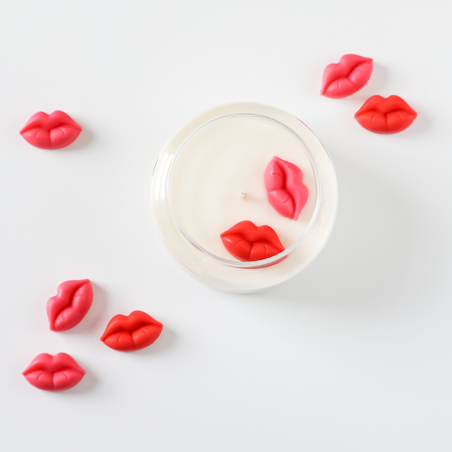 Kiss & Tell Gift Bundle: XOXO Candle, Lip Wax Melts, Velvet Rose Bath Salts-gallery-33472599359558