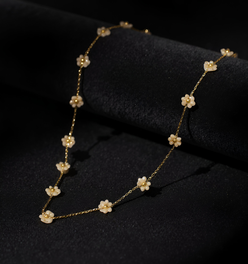 Daisy floral necklace