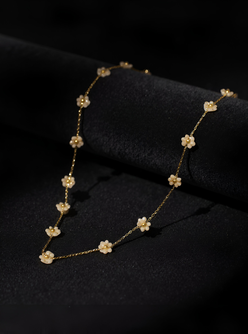 Daisy floral necklace