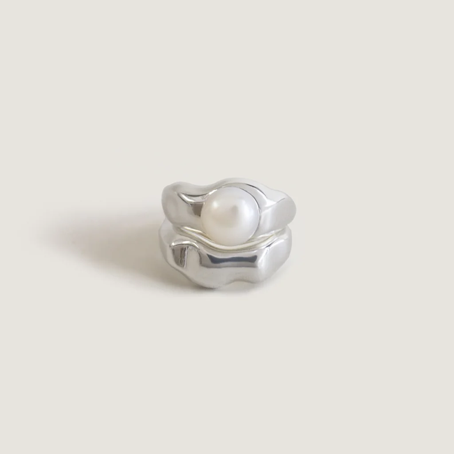 5X7_lowres_edithpearlringstacksilver_ecom_2.webp