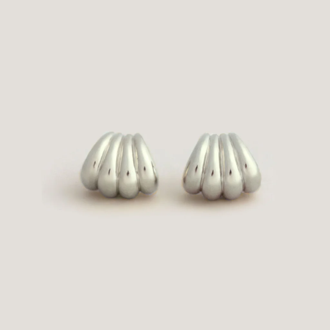 5x7_LOW-res_Gaia-Scallop-Earrings-silver_1.webp