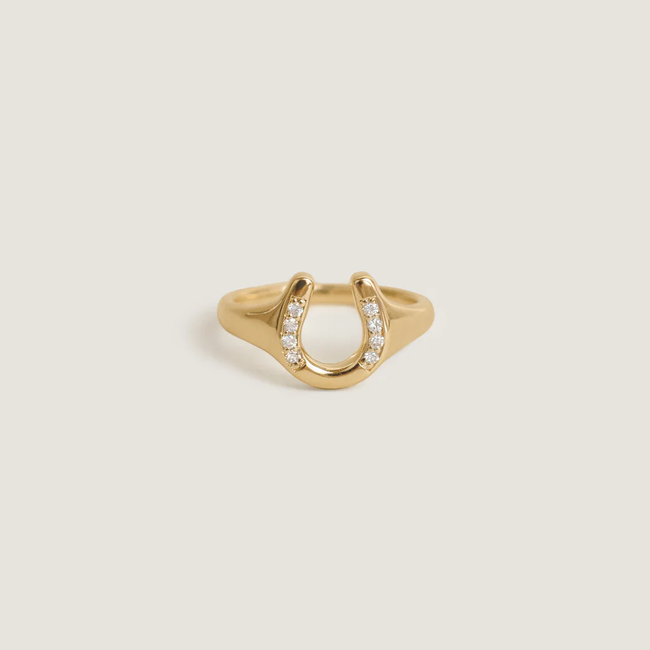 5x7_low_res_14k_solid_gold_ecom_flat_MD_horseshoesignetring_diamond.webp