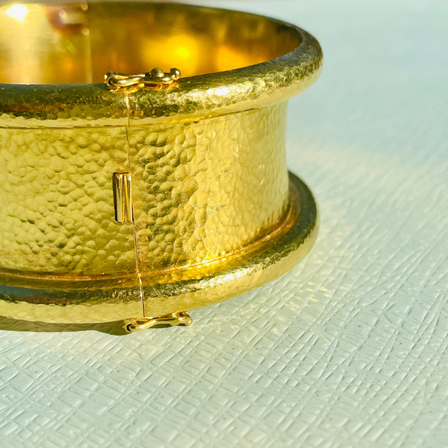 Estate yellow 19K gold Elizabeth Locke Designer Amulet hinged bangle bracelet-gallery-51082920460603