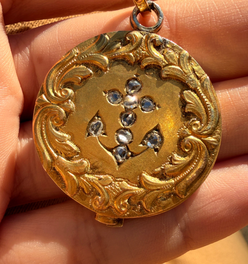 Antique yellow 18K diamond anchor slider locket