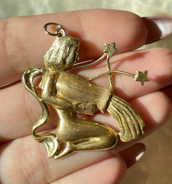 Vintage yellow 18K gold Aquarius statement pendant