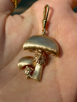 Vintage yellow 14K textured mushroom pendant