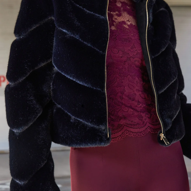 Clayton-Cabernet_Wesley-Cabernet_Brianna-Black_1.webp