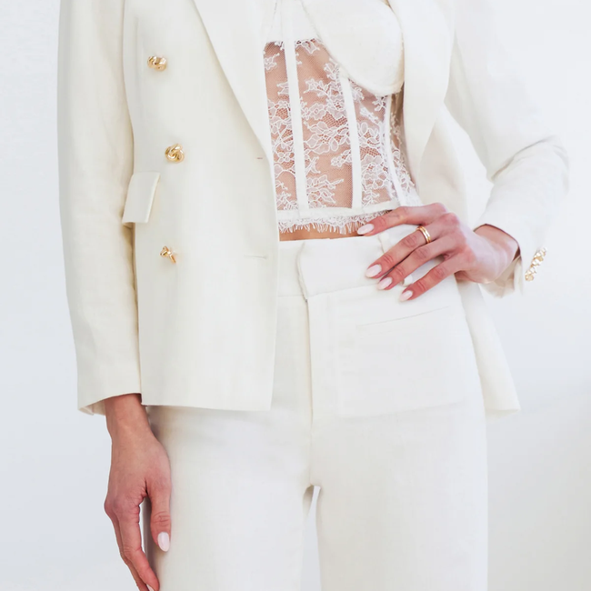 ENYA_WHITE_RAQUEL_WHITE_Model_3.webp