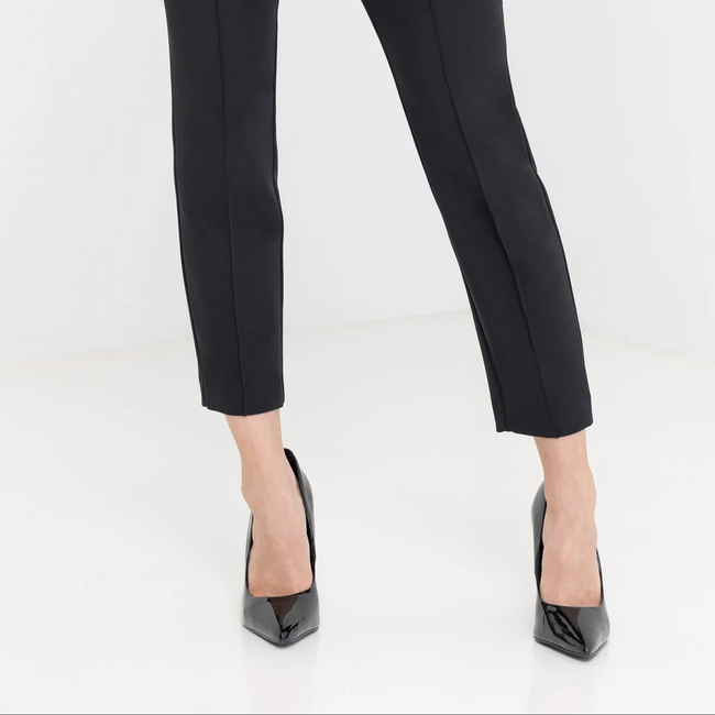 F25_LonnyCrepePants_Black_VeralliLeoBlouse_Leopardess1.webp