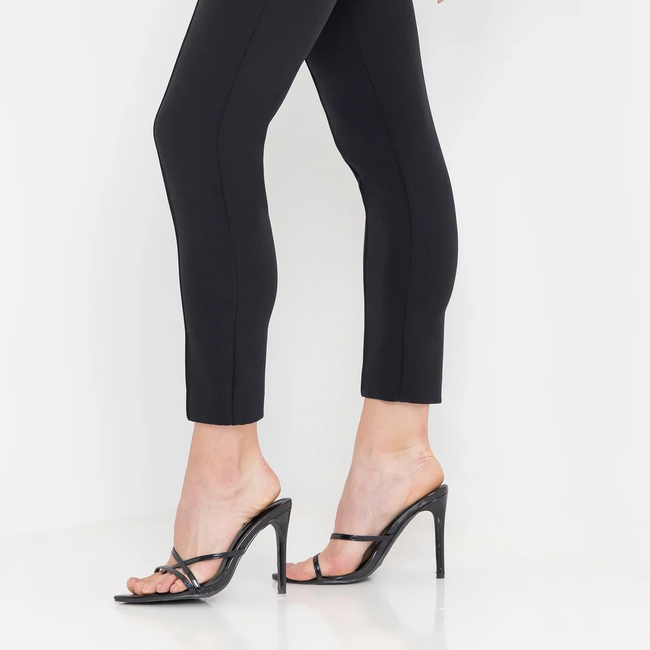 F25_LonnyCrepePants_VeralliLeoBlouse_Leopardess2.webp