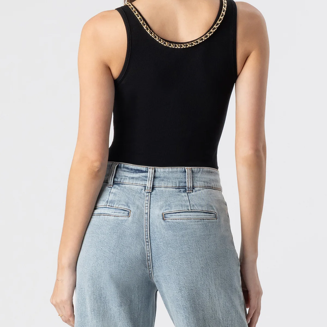 F25_MabelChainTank_Black_RaquelDenimPants_LightBlue2.webp