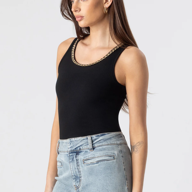 F25_MabelChainTank_Black_RaquelDenimPants_LightBlue4.webp