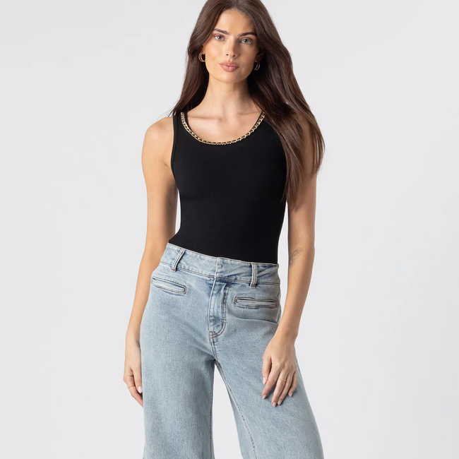 F25_MabelChainTank_Black_RaquelDenimPants_LightBlue_3.webp
