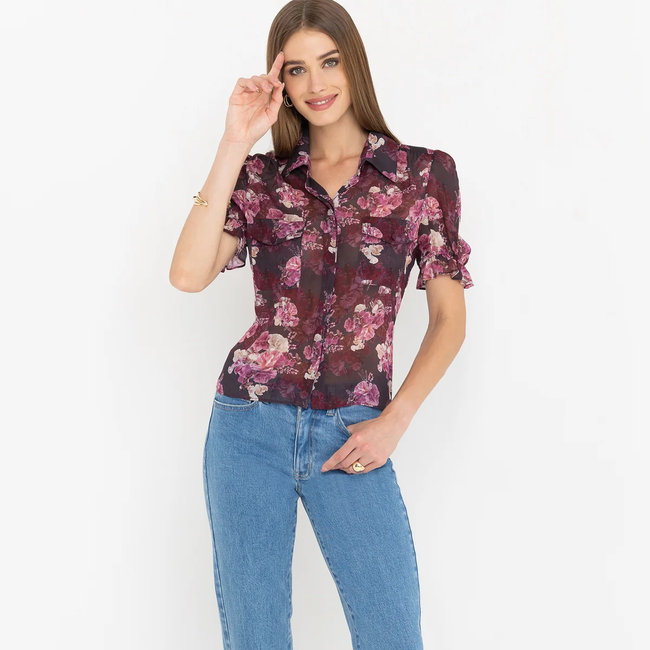 F25_MinaFloralGGTShirt_BurgundyFleurMulti_RylandDenimJeans_StarLightBlue7.webp