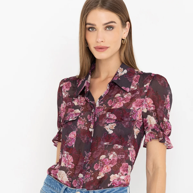 F25_MinaFloralGGTShirt_BurgundyFleurMulti_RylandDenimJeans_StarLightBlue2.webp