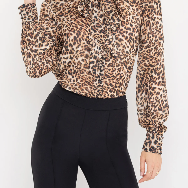 F25_VeralliLeoBlouse_Leopardess_LonnyCrepePants_Black3.webp