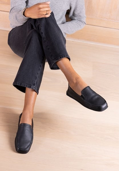 Falira in Black Lamba