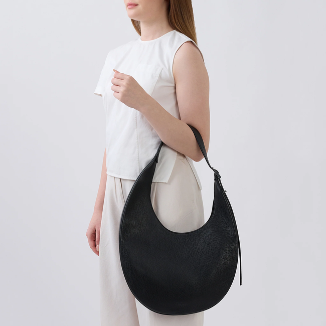 INACRESCENTBAGLARGEPEBBLEBLACK170787_Onbodyshoulder.webp