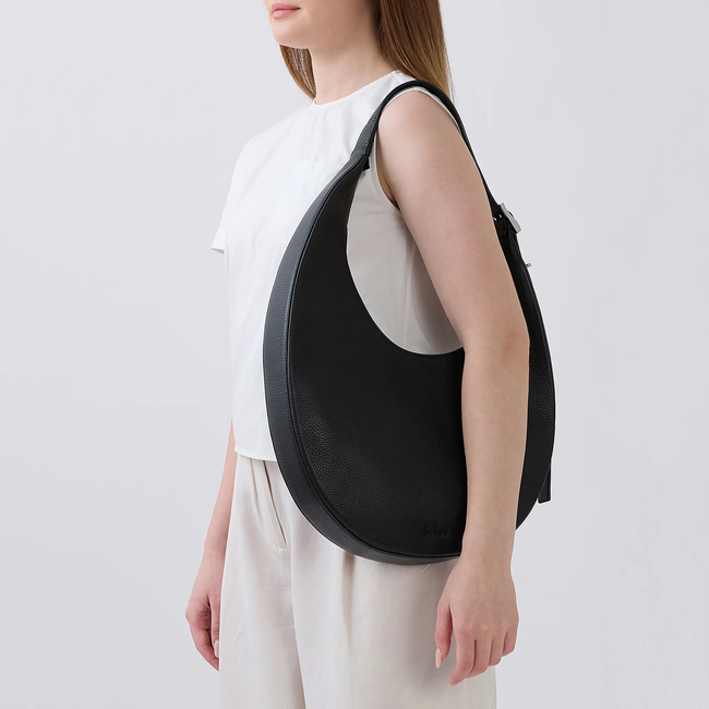 INACRESCENTBAGLARGEPEBBLEBLACK170787_Onbodyshoulder1.webp