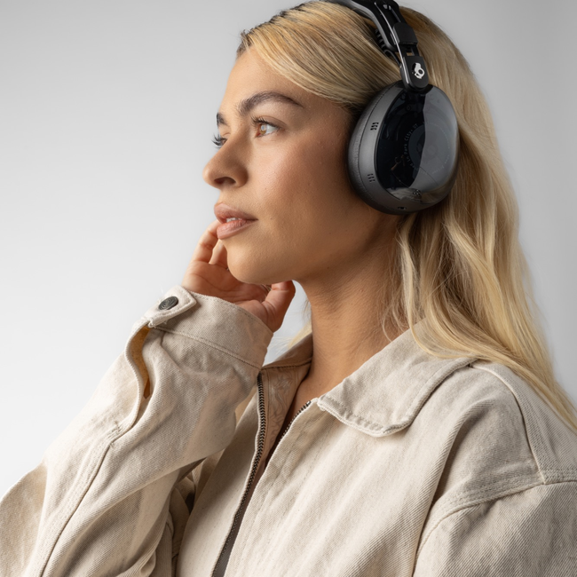 Skullcandy_900_ANC__True_Black_Model_Image_11852.jpg