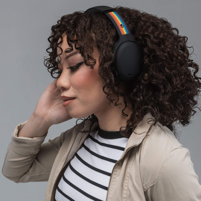 Skullcandy_Crusher_ANC_2_All_Love_S6CAW-U014_woman.jpg