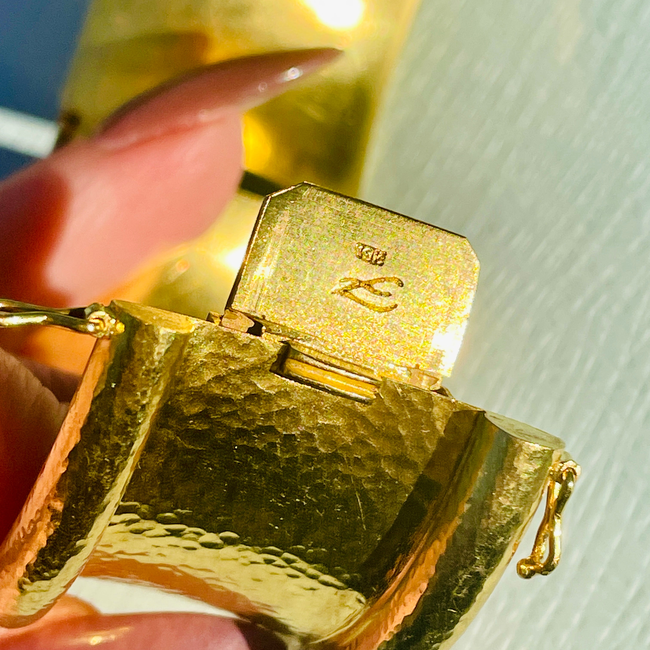 Estate yellow 19K gold Elizabeth Locke Designer Amulet hinged bangle bracelet-gallery-51082920689979