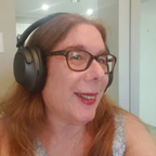 alison-wearing-1more-headphonees.webp