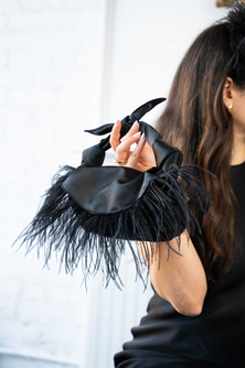 Feathered Nodo Mini Clutch in Noir