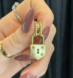Vintage yellow 18K gold padlock pendant