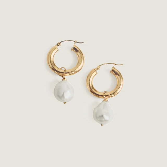 kinn_14k_gold_fine_jewelry_baroque_pearl_hoop_earrings_1.webp