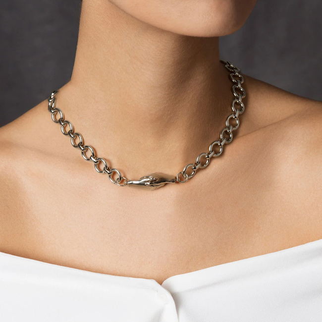 mle-jewelry-the-gentlewomans-agreement-necklace-silver-model-18_02f17e66-6b50-4039-99ae-ec403b516597.webp