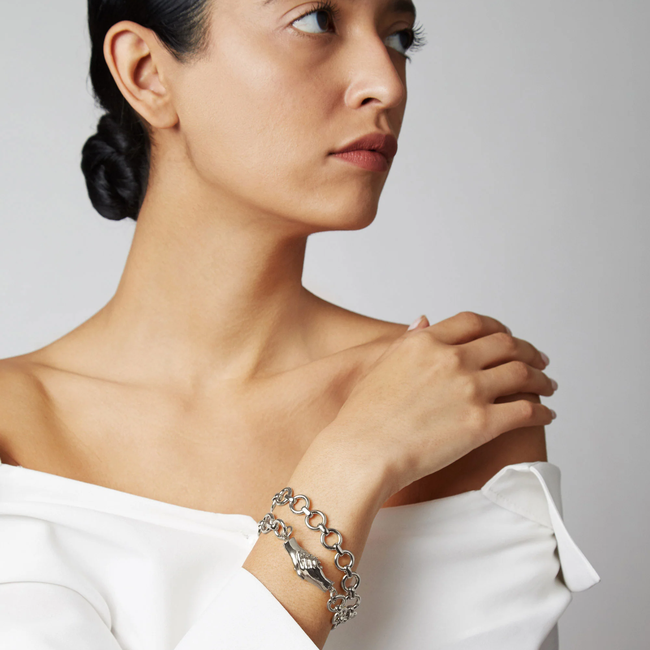 mle-jewelry-the-gentlewomans-agreement-necklace-silver-model-wrist.webp