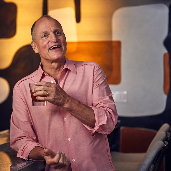 Celebrating the launch of the movie Now You See Me 3, of which Woody Harrelson is one of the star actors, the Austin resident decided to drop into his local theater unannounced to the surprise of the locals.