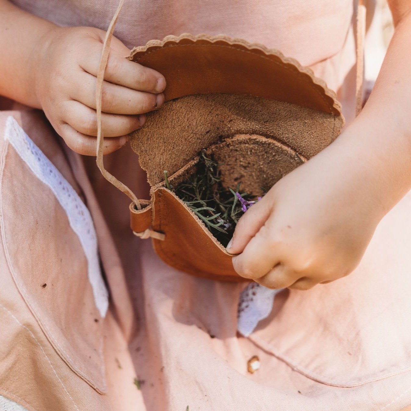 Scalloped Leather Crossbody Kid's Purse in Caramel